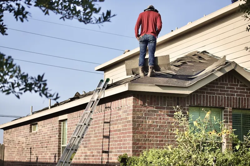 Professional roofer working on a residential roof in La Homa